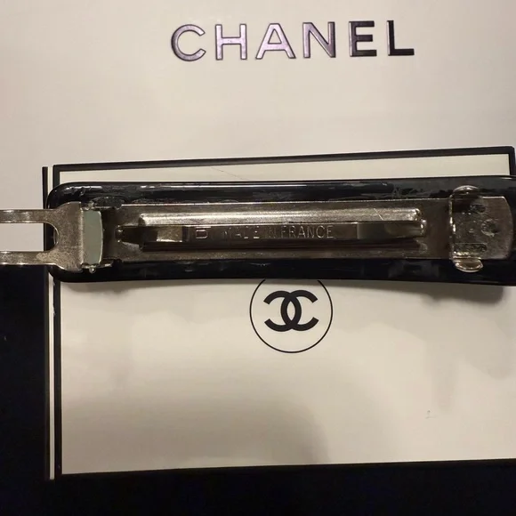 CHANEL Black and Cream COCO Hair Clip display picture 1